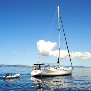 http://www.blueplanet.es/4764-thickbox/tenerife-y-el-hierro-a-bordo-del-beluga-vela.jpg